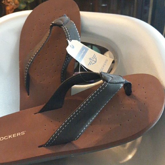 NWT Dockers flip flops - Picture 4 of 4